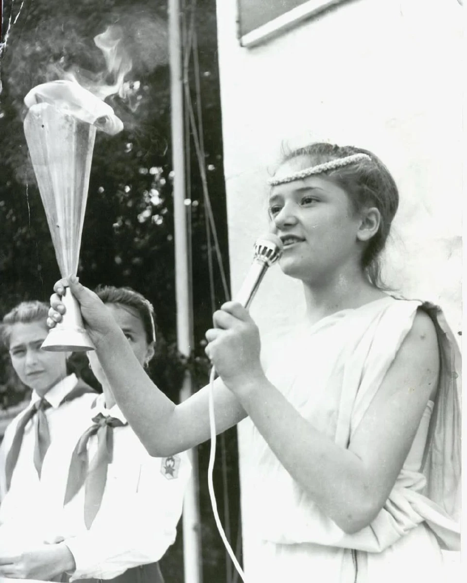 Вже у школі Наталя була з мікрофоном