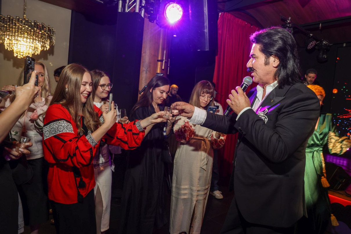 Підняли чарочки за ювілей ТаблоID