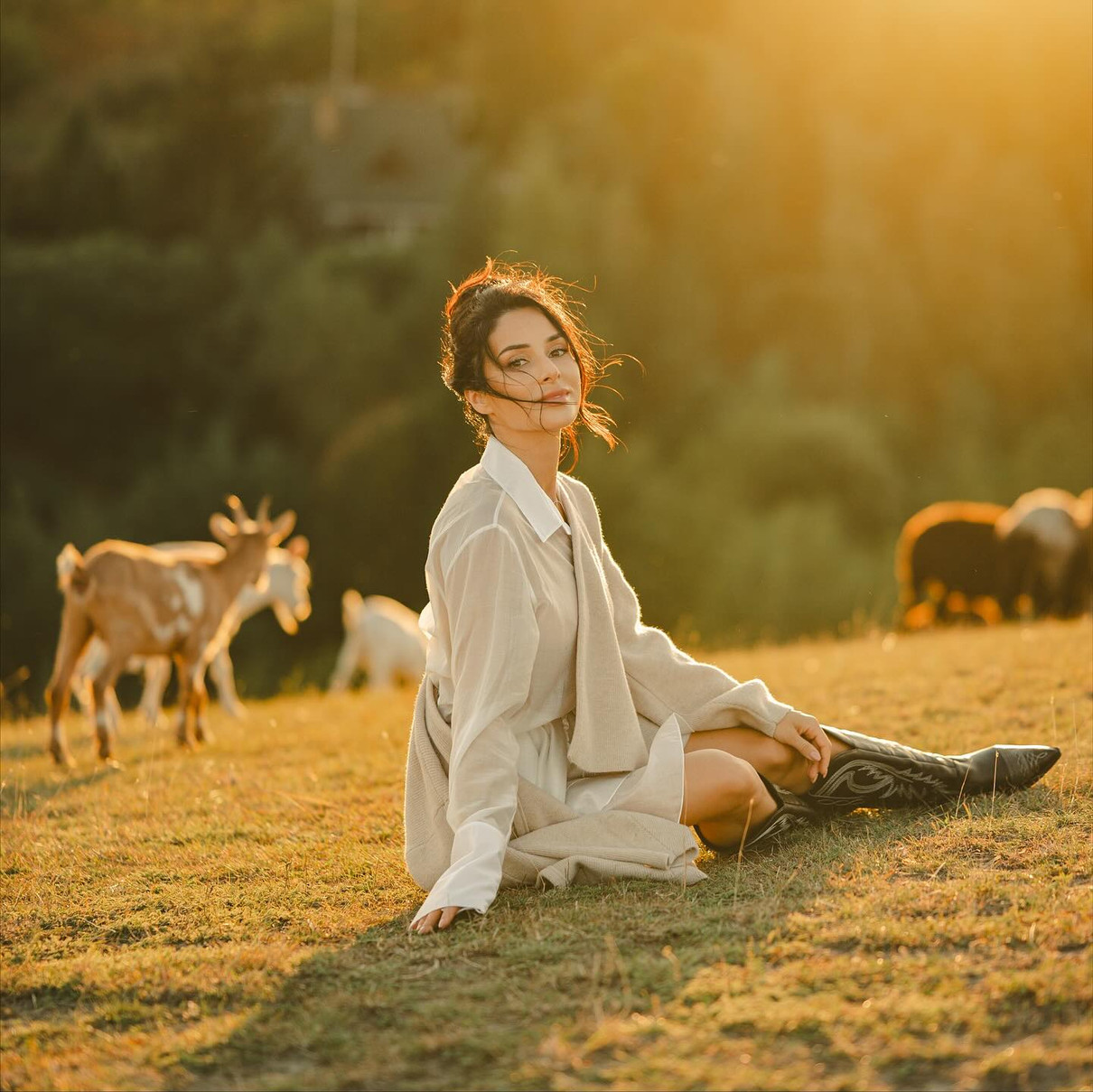 До речі, нещодавно з козами та вівцями позували Юлія Саніна та Антон Птушкін 