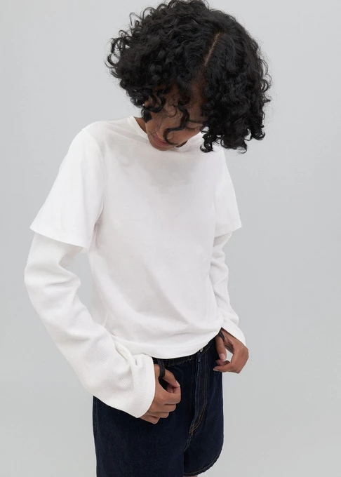 Дівчина у подвійній кофті