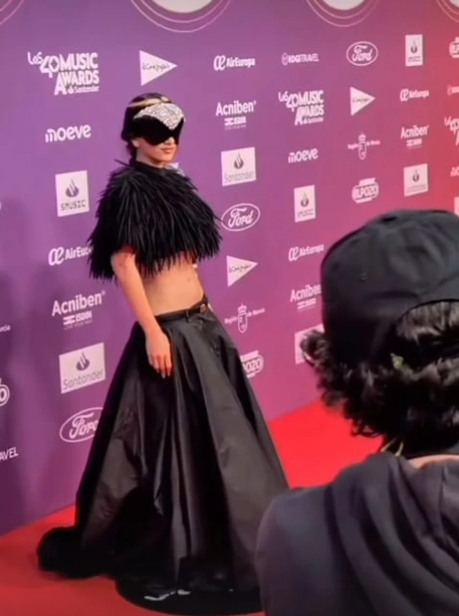 Іспанська співачка Rosalia попозувала на хіднику