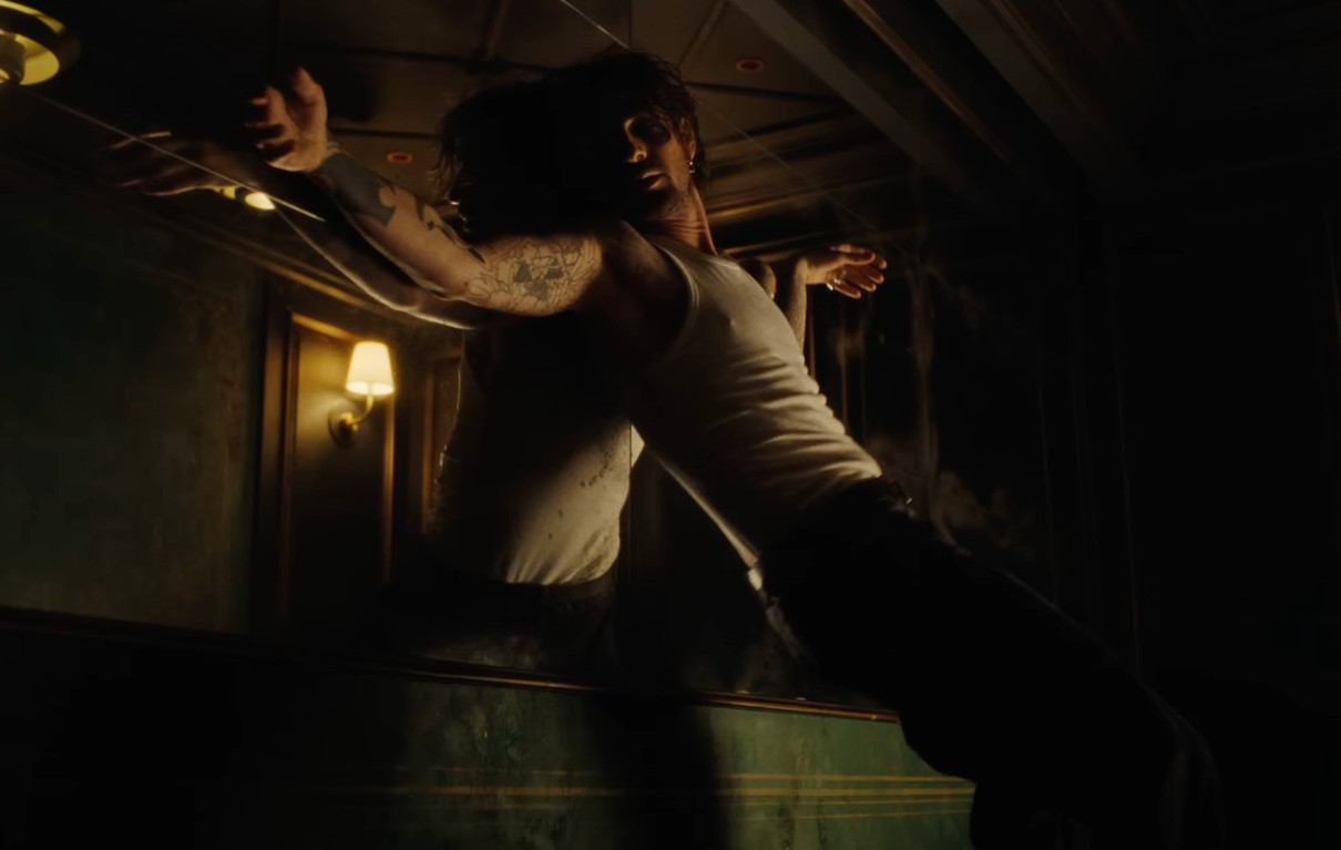 Володимир Дантес грайливо потанцював у барі в новому кліпі