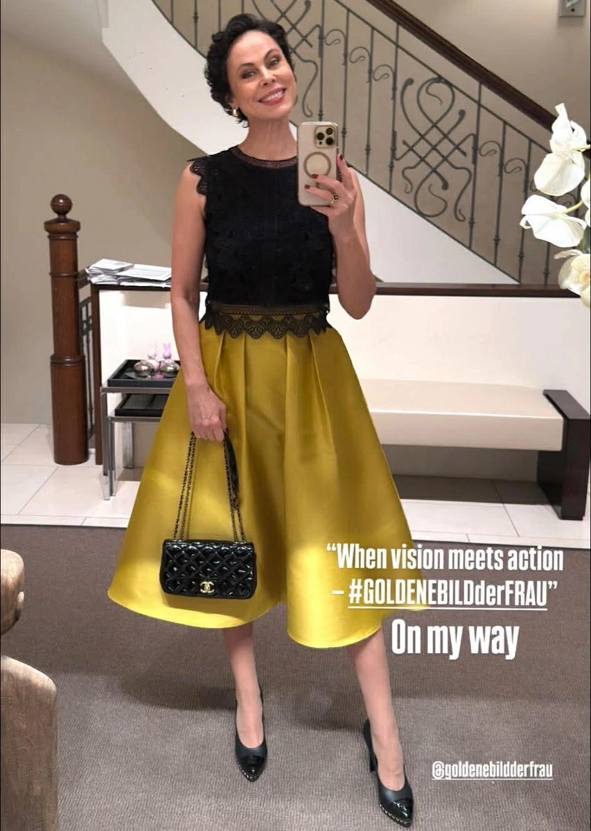 Ексдружина Кличка у блискучій спідниці та мереживному топі попозувала для фото