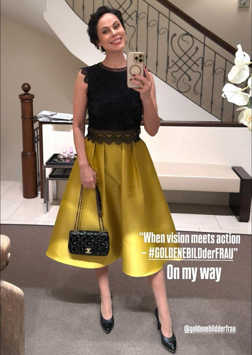 Ексдружина Кличка у блискучій спідниці та мереживному топі попозувала для фото