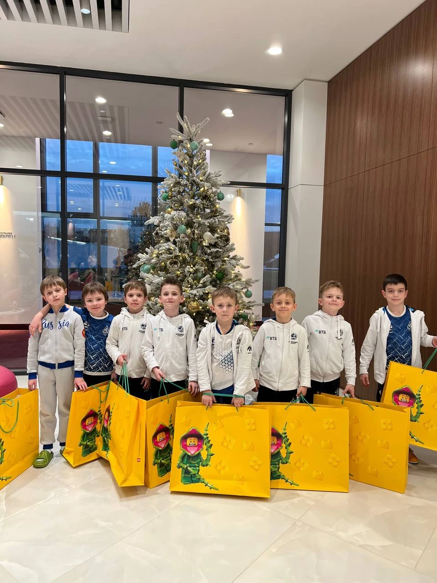 Імовірний нащадок Путіна - крайній ліворуч. Але, здається, підказки тут зайві 