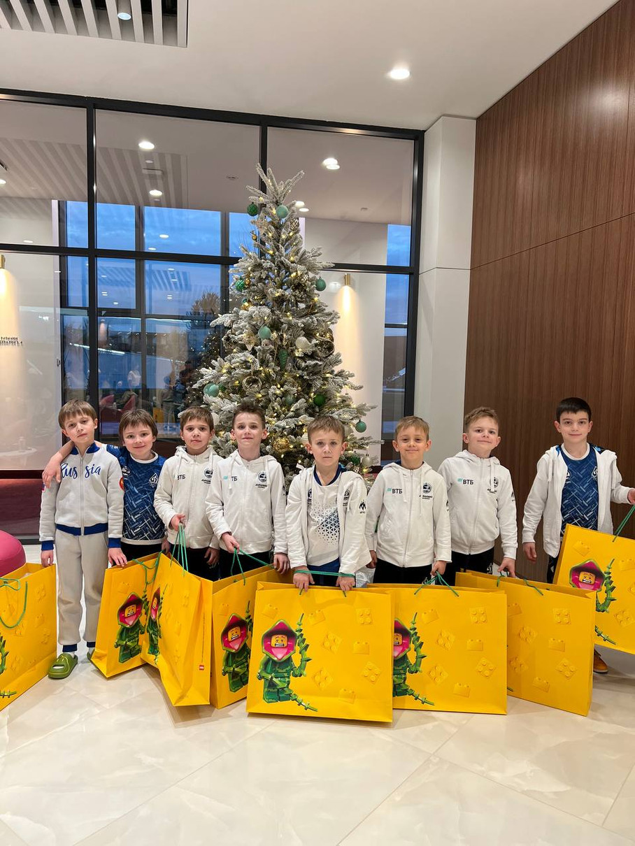 Імовірний нащадок Путіна - крайній ліворуч. Але, здається, підказки тут зайві 