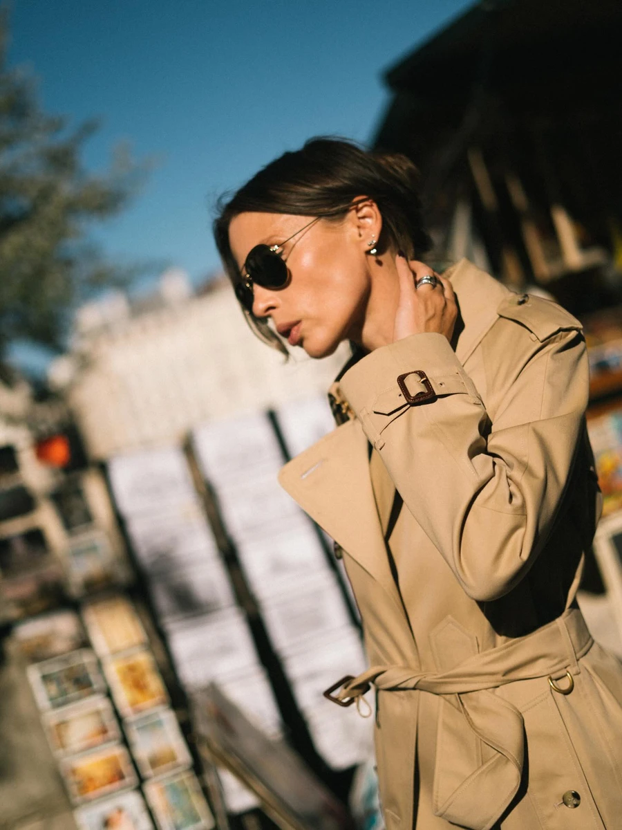 Ірена Карпа позує в тренчі