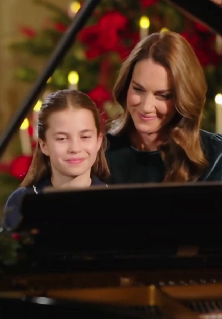 Кейт Міддлтон з дочкою привітали з Різдвом грою піаніно