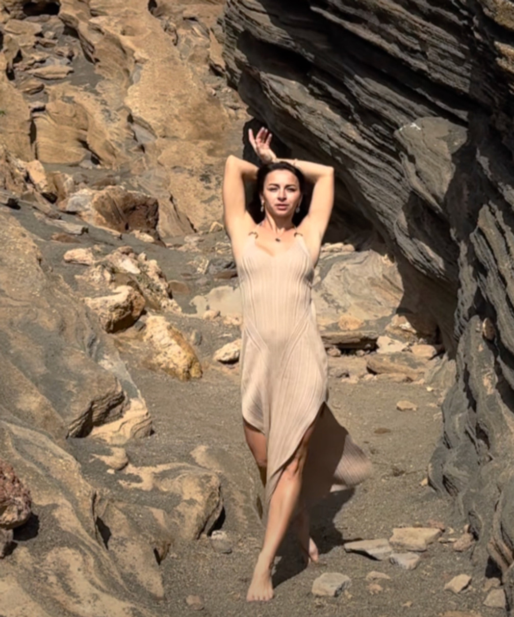 Ілона Гвоздьова у звабній сукні потанцювала на острові