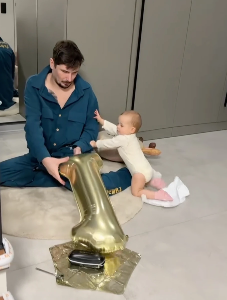 Позитив показався на милому фото з дочкою