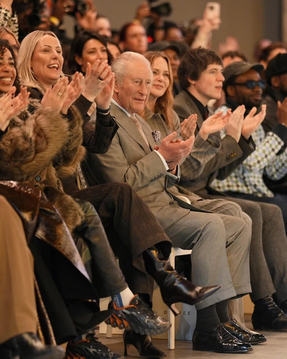 Король Великої Британії Чарльз у сірому костюмі показався на Тижні моди
