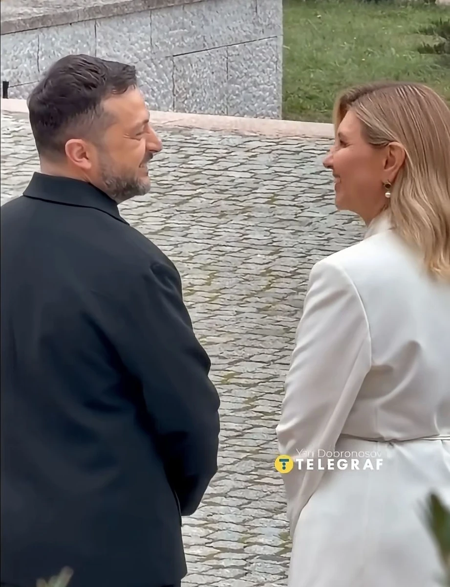 Але в щирість почуттів Зеленських повірили не всі. У коментарях пишуть, що все це - лише гра на публіку