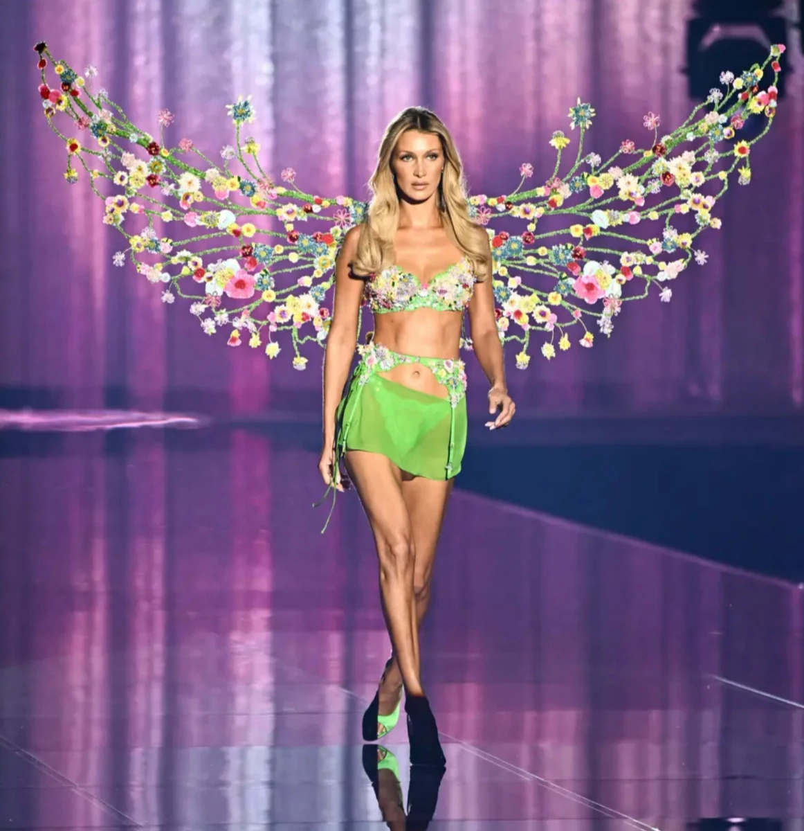 Белла Хадід у трусиках та з крилами на Victoria's Secret Fashion Show 2026