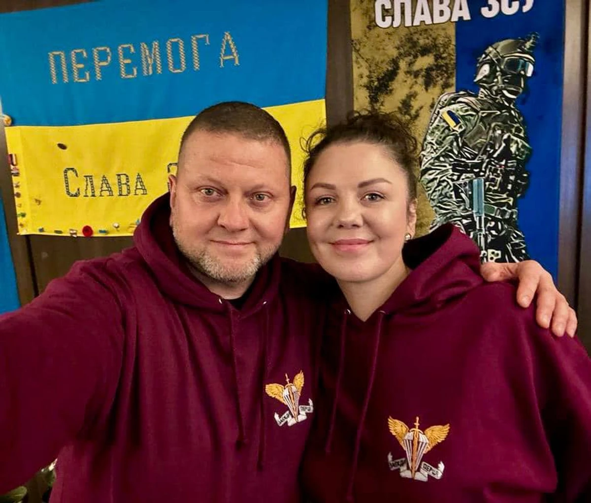 Залужний із дружиною привітали ДШВ своїм фото в однакових символічних луках