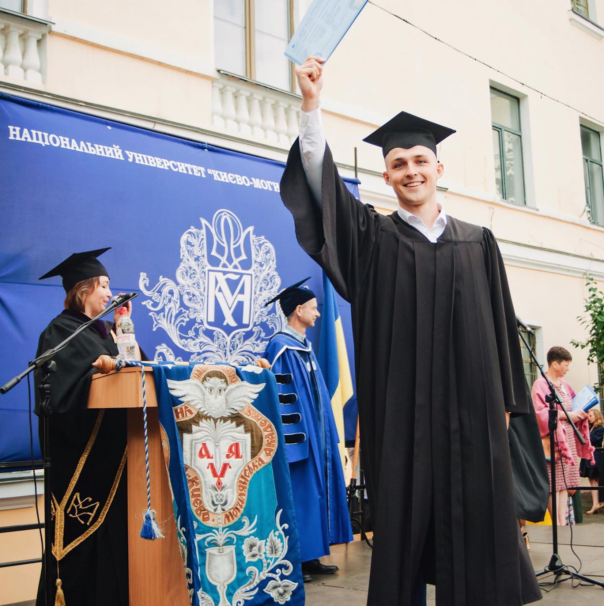 До речі, у 2019-му Ілля закінчив магістратуру в Києво-Могилянській академії. До цього він навчався у Київському національному торгово-економічному університеті, а також у Національній академії оборони України