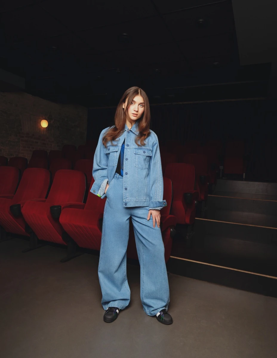 Jerry Heil попозувала у костюмі з деніму