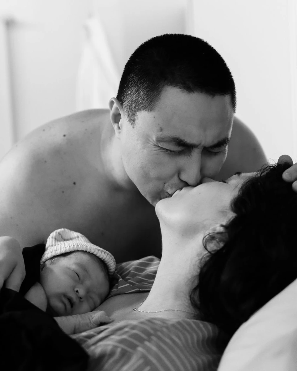 Онуфрійчук з сином на руках цілує чоловіка