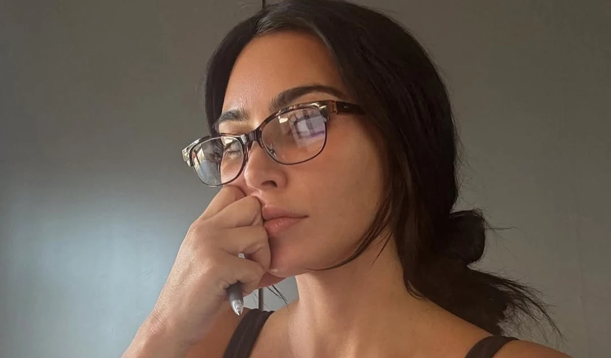 Кім Кардашян робить селфі