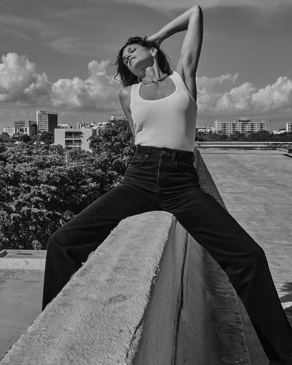 Сінді Кроуфорд звісила ноги з даху будівлі