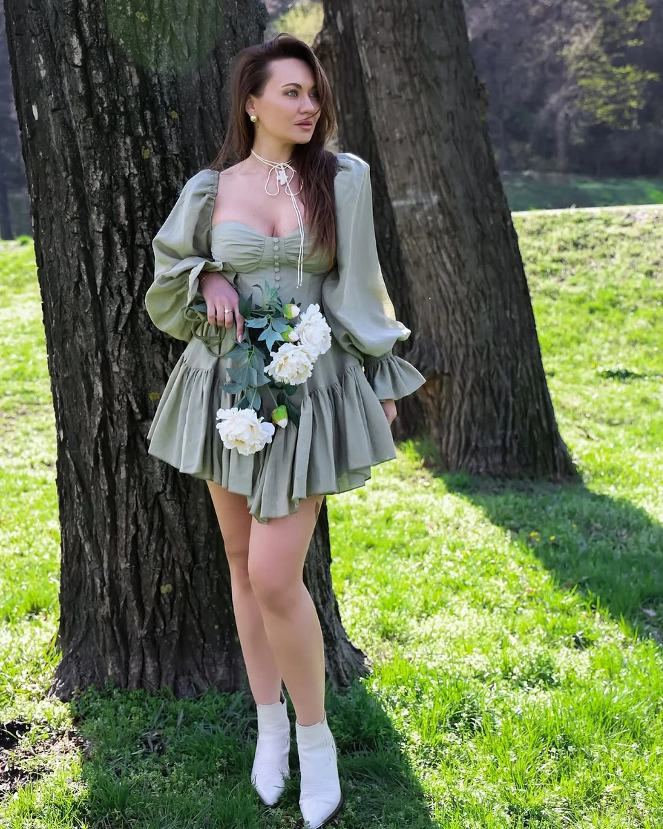 Анна Саліванчук мрійливо постояла серед дерев