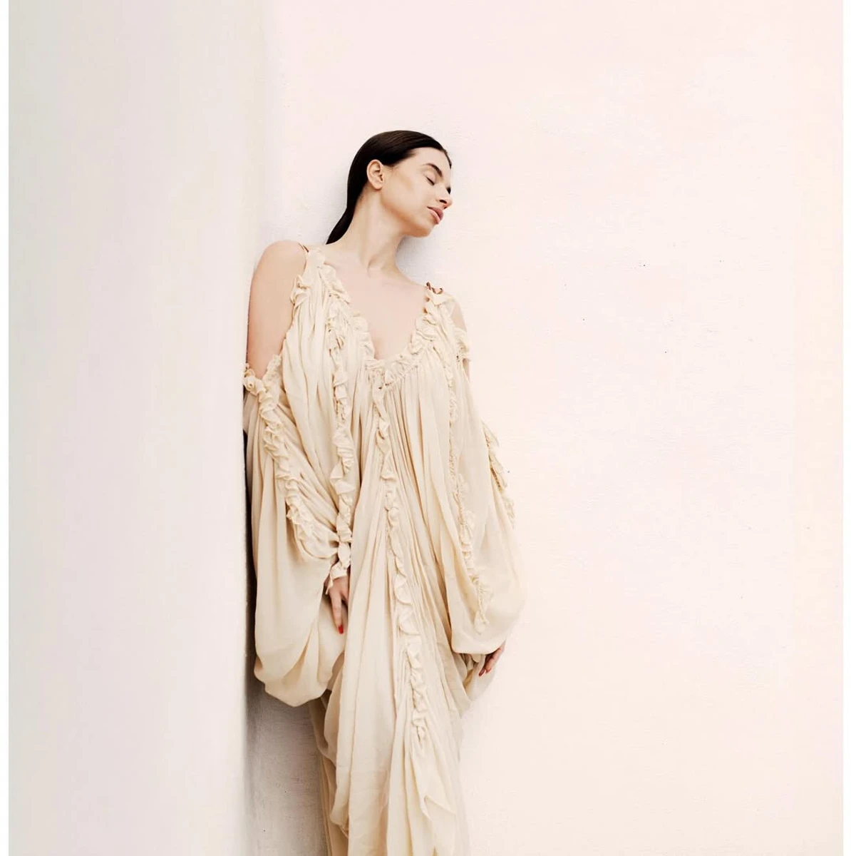 Дружина Усика у бохо сукні притулилася до стіни