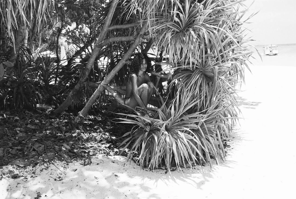 Тіна Кунакі оголеною попозувала серед пальм на пляжі