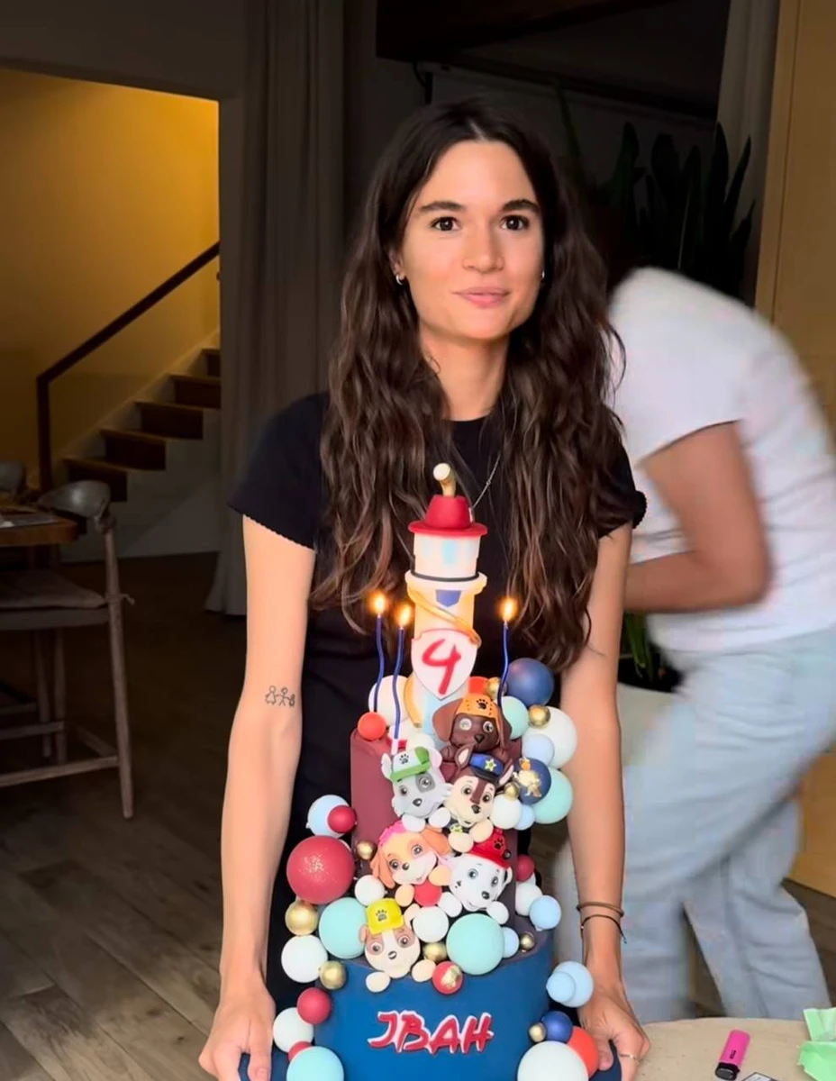 Кацуріна з тортом для сина