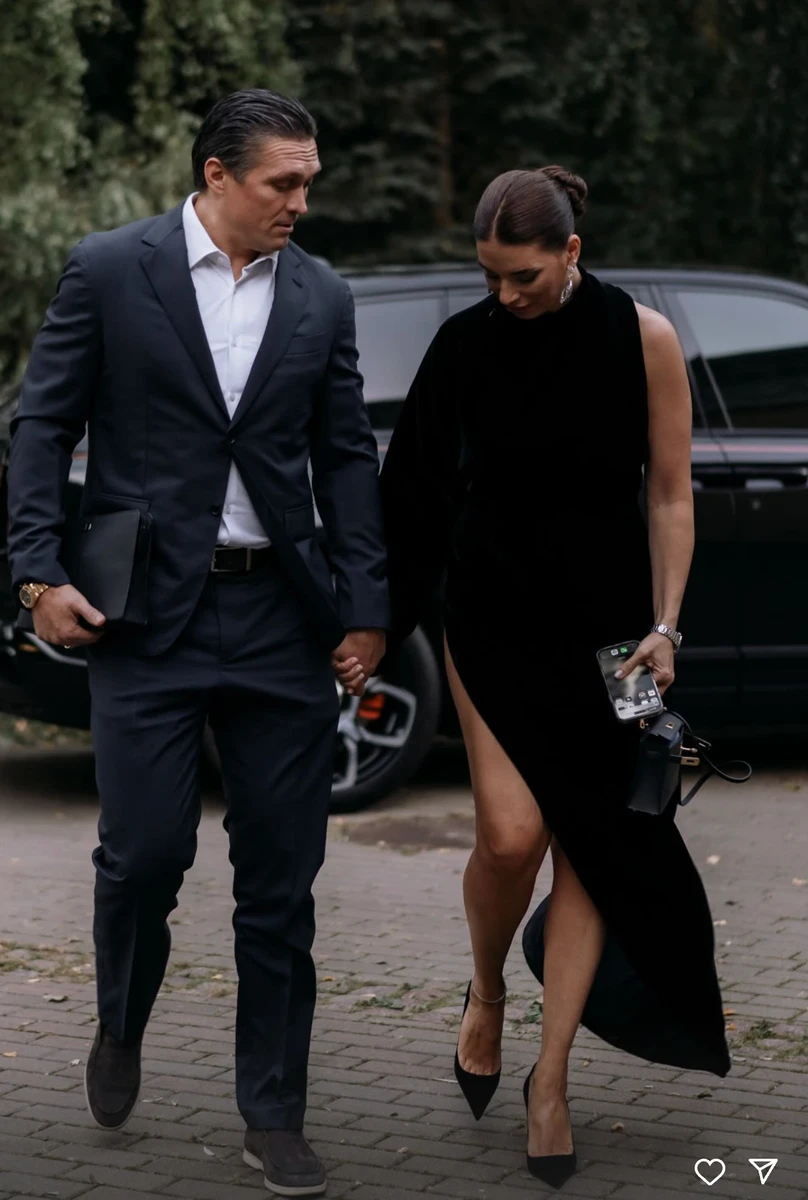 Олександр Усик з дружиною в ошатних луках показалися за ручку