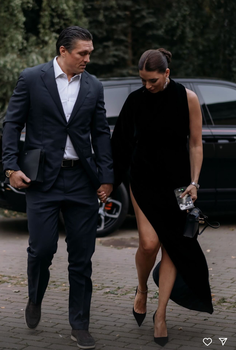 Олександр Усик з дружиною в ошатних луках показалися за ручку