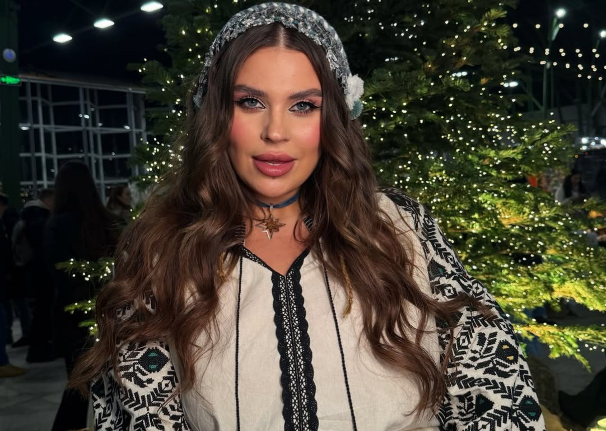 Олександра Заріцька позує для фото