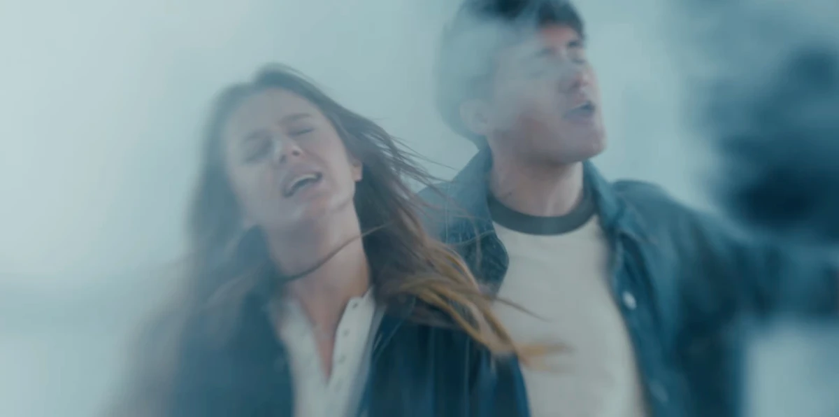 KOLA та YAKTAK разом заспівали про кохання серед диму