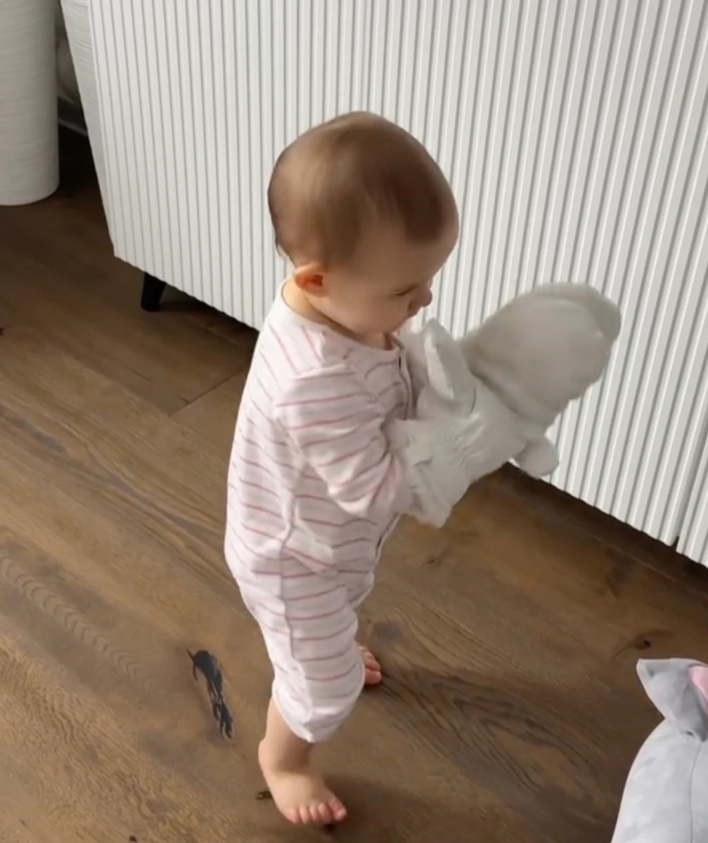 Дружина Позитива замилувала впевненими кроками доньки