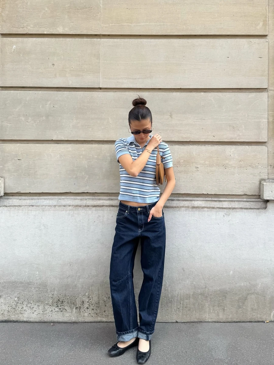 Дівчина у джинсах та поло