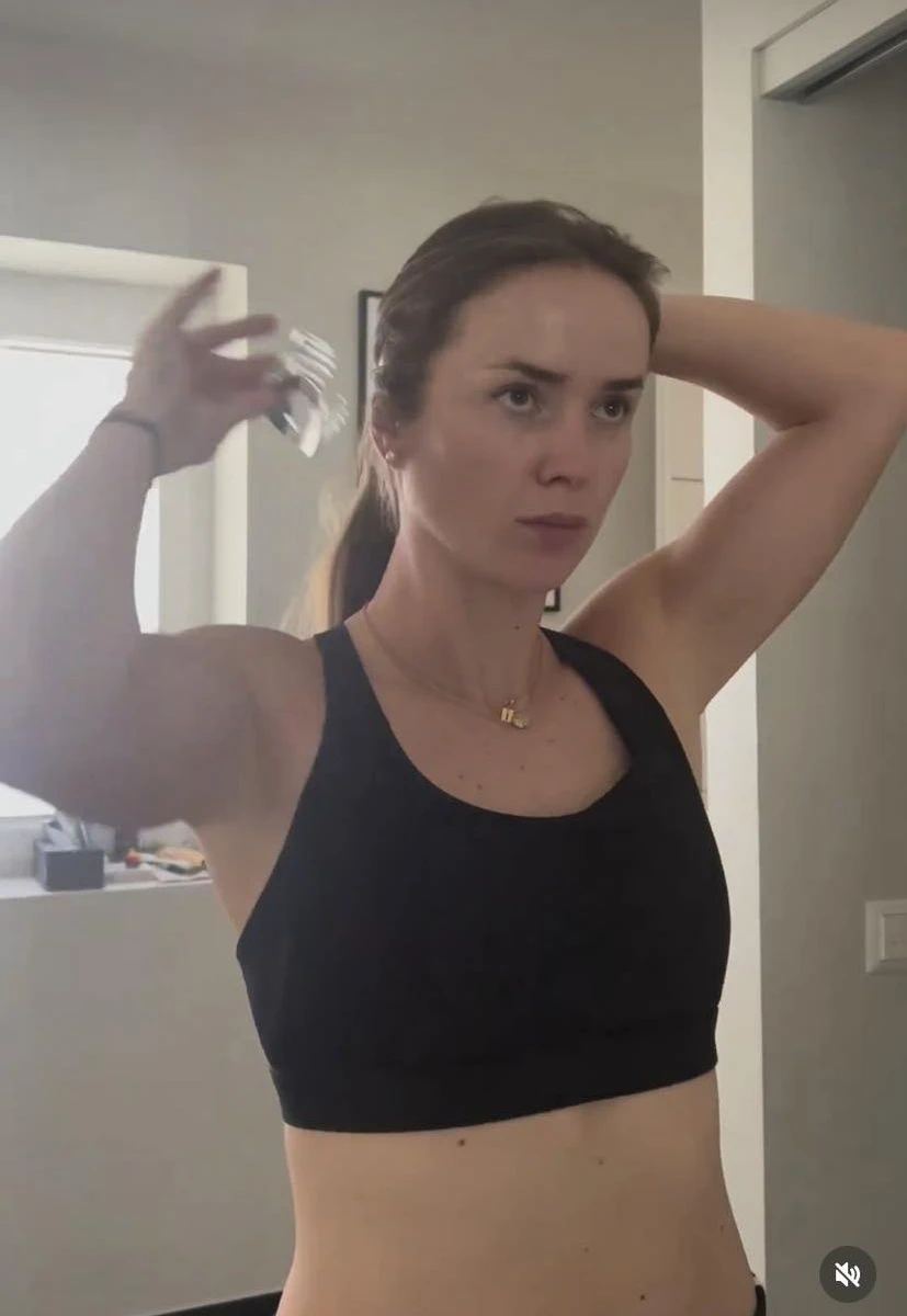 29-річна Світоліна, судячи з відео, має дуже просту і коротку ранкову б'юті-рутину 