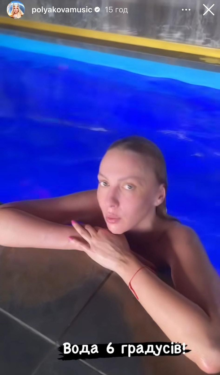 Оля Полякова в басейні