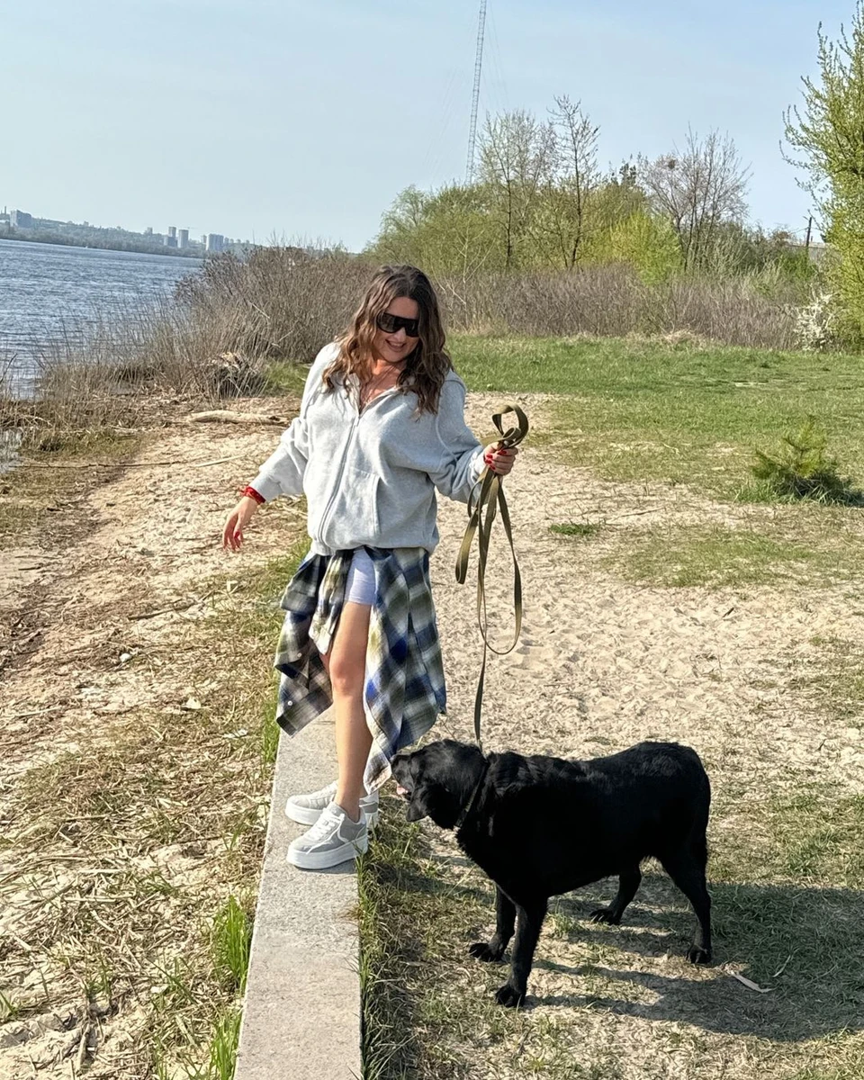 Могилевська біля річки з собакою