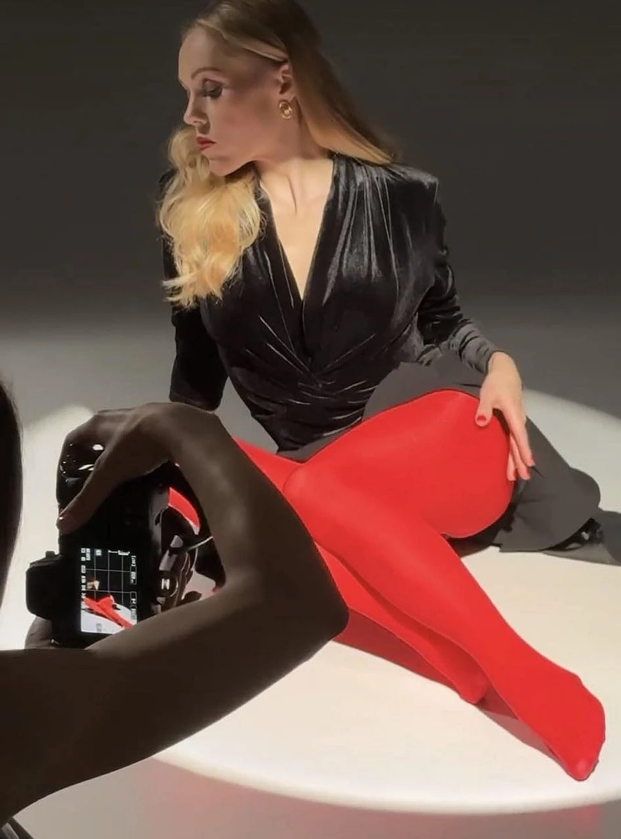 Alyosha позує у червоних колготках