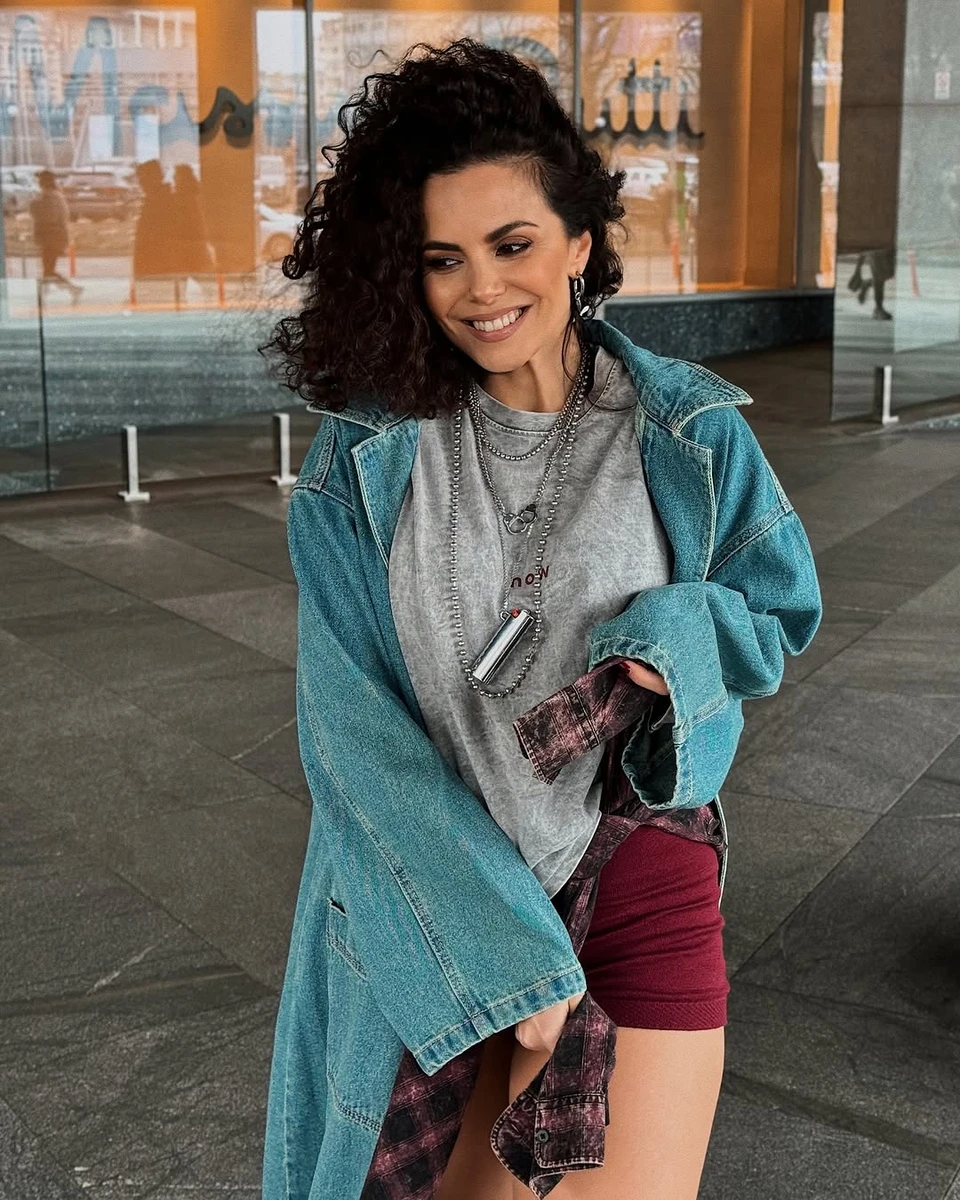 Настя Каменських посвітила ногами у шортах на вулиці