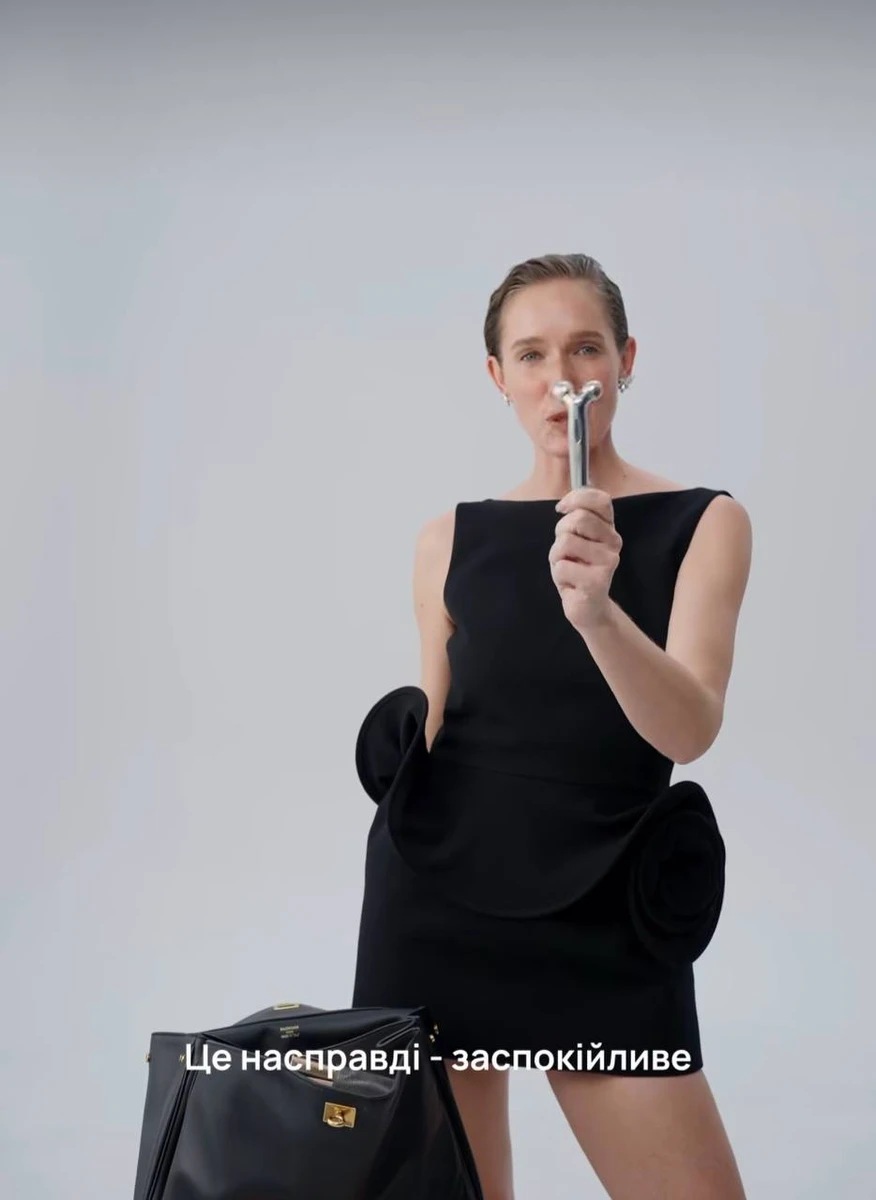 Осадча показала масажер для обличчя