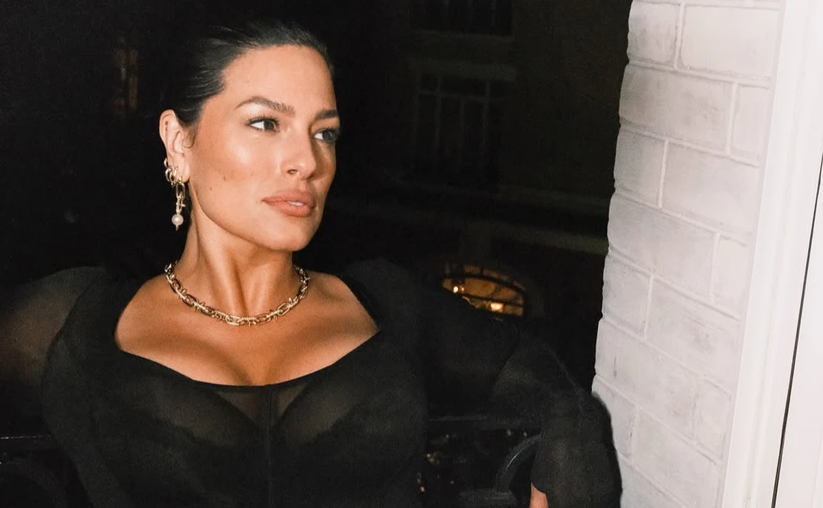 Ешлі Грем позує для фото