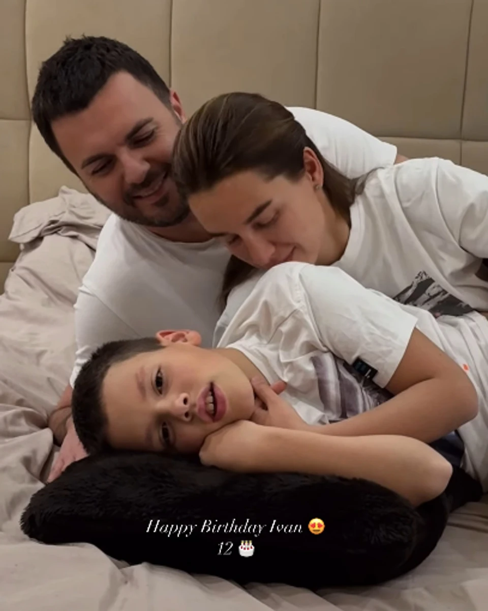 Григорій Решетнік з дружиною обійняли сина для милого відео