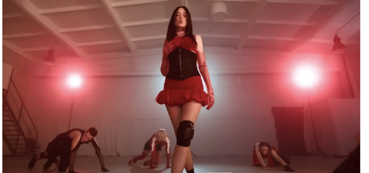 DOROFEEVA у міні спокусливо покрутилася перед камерою