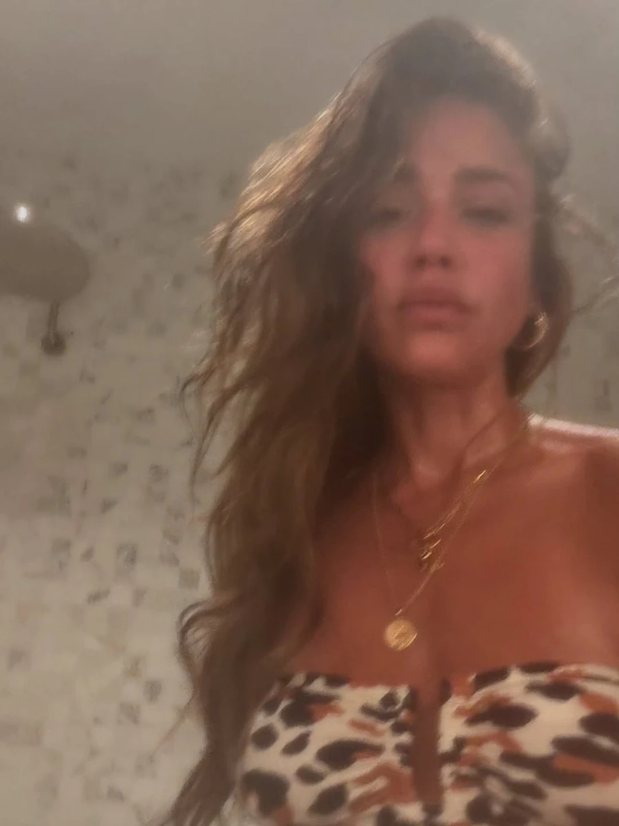 Джессіка Альба показала спокусливе селфі з сауни