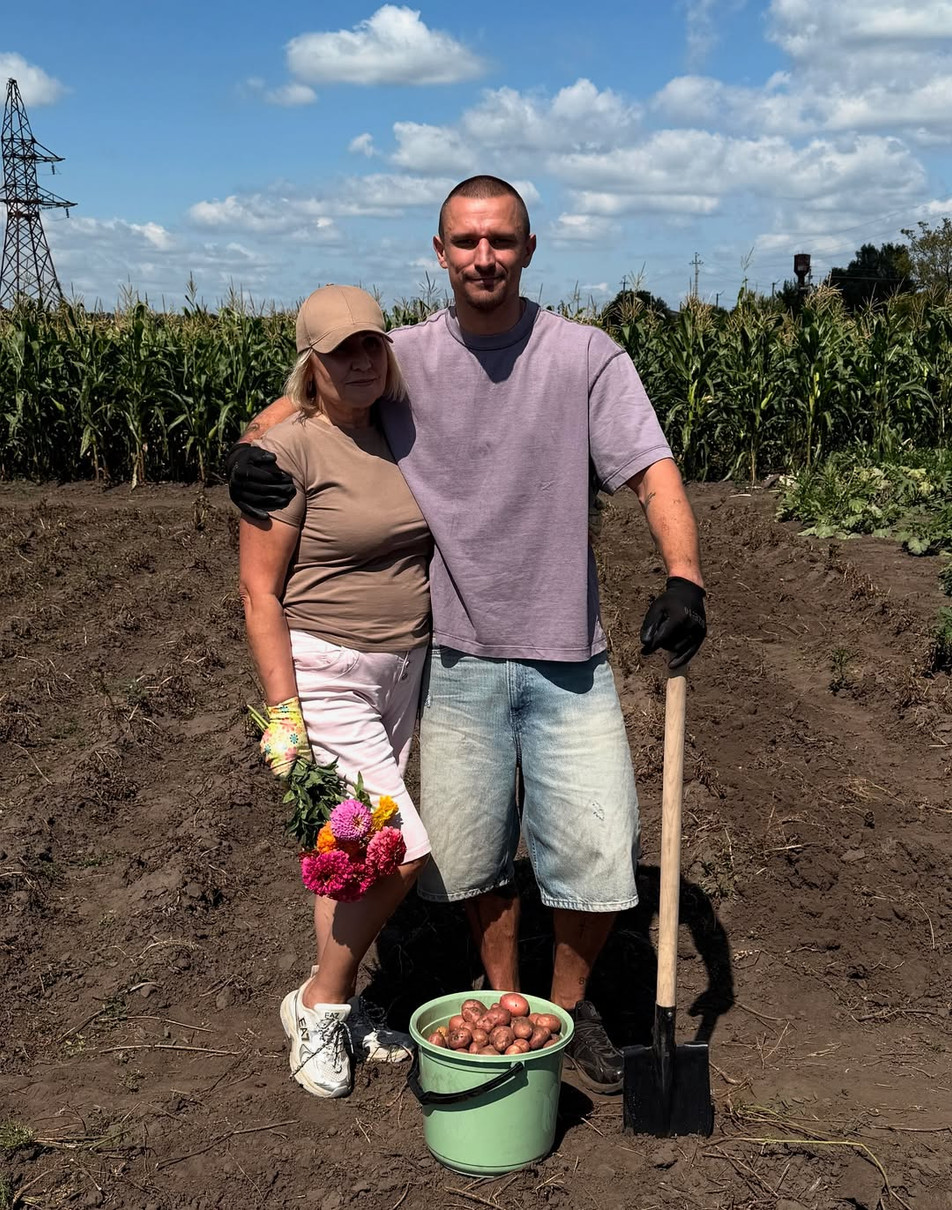 Тарас Цимбалюк поруч із мамою показався за викопуванням картоплі