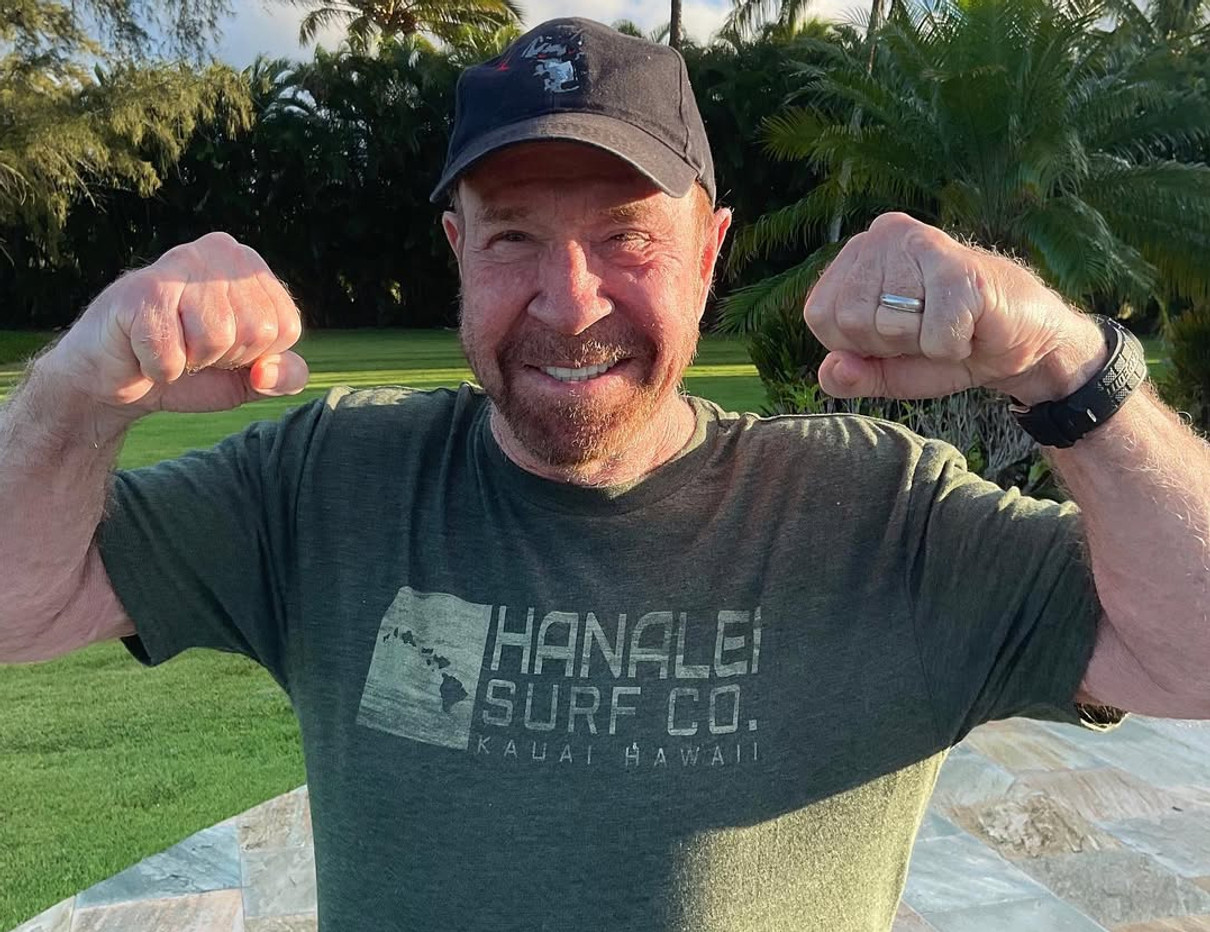 Чак Норріс позує для фото