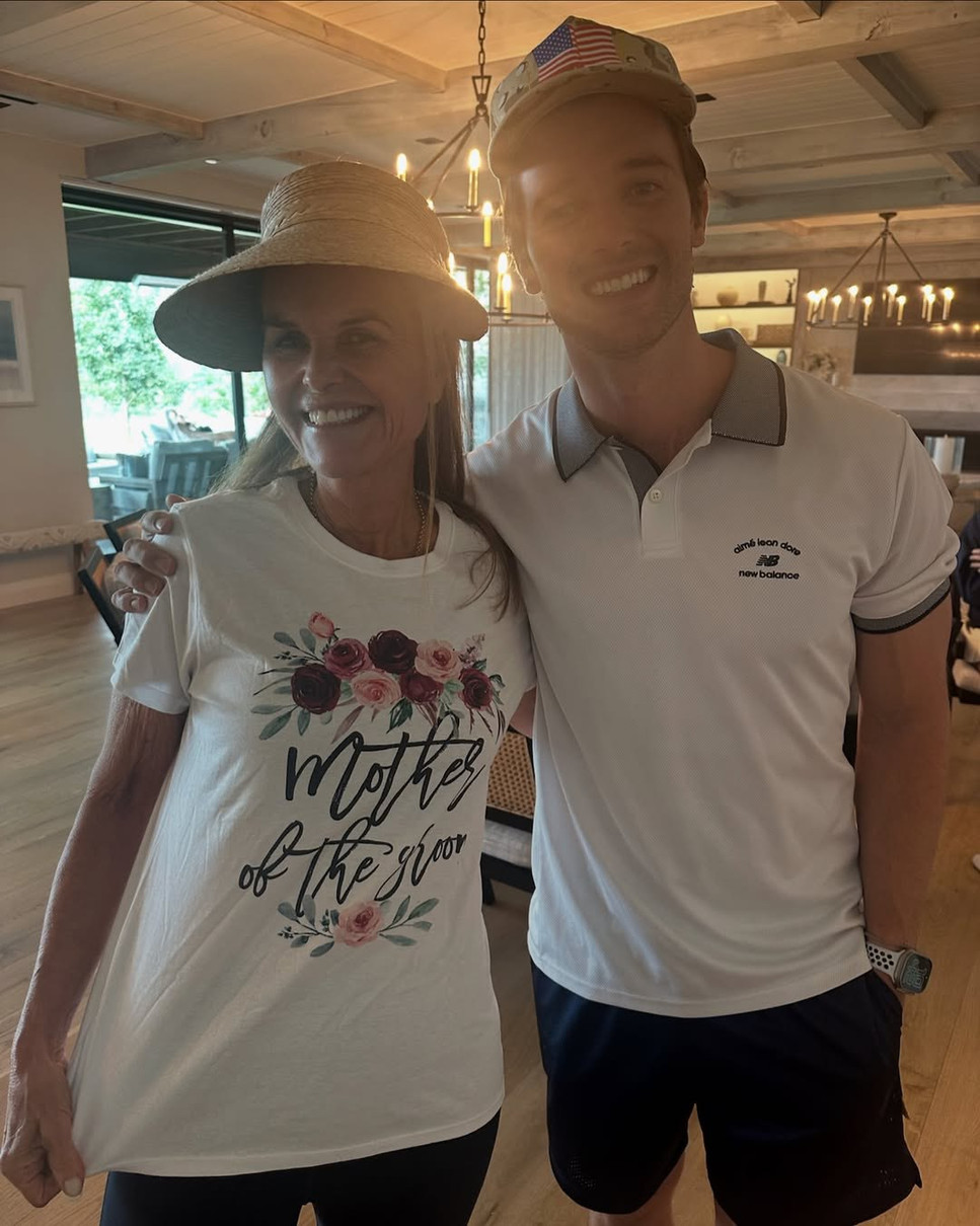 Дочка Шварценеггера показала, як її брат обіймає маму для фото