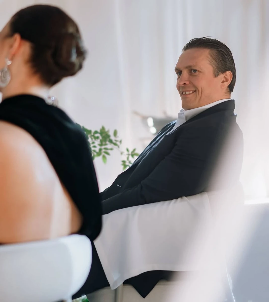 Олександр Усик замилував ніжним поглядом на дружину на побаченні