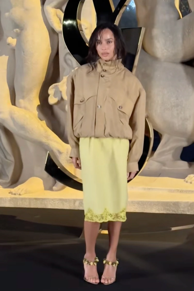 Зої Кравіц у трендовій спідниці постала на показі Saint Laurent в Парижі