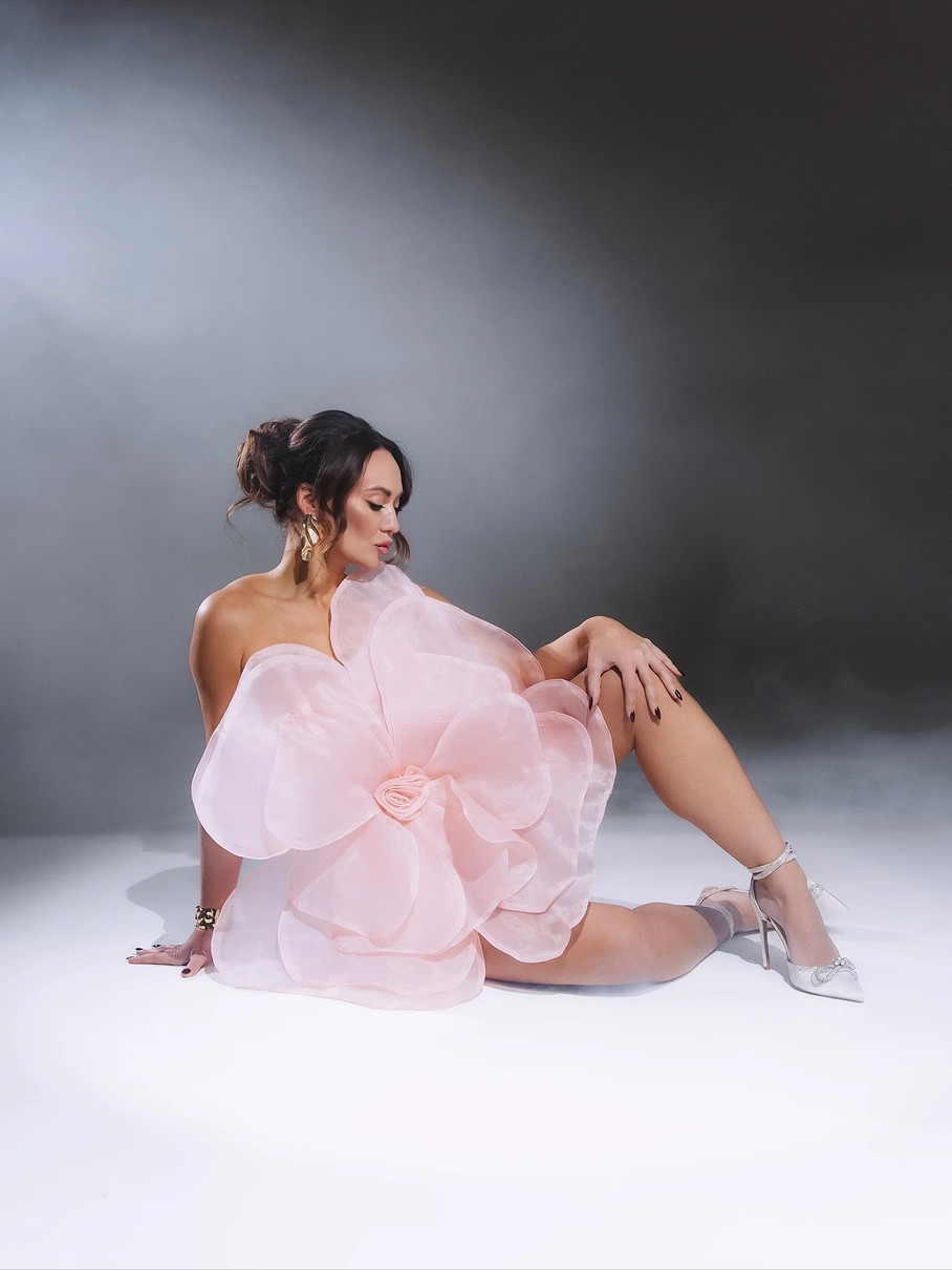 Акторка насолоджується своєю красою на численних фотосесіях 