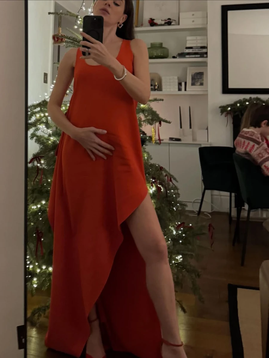 До речі, дизайнерка зустрічала рік вогняного коня, як і годилося, у червоному 